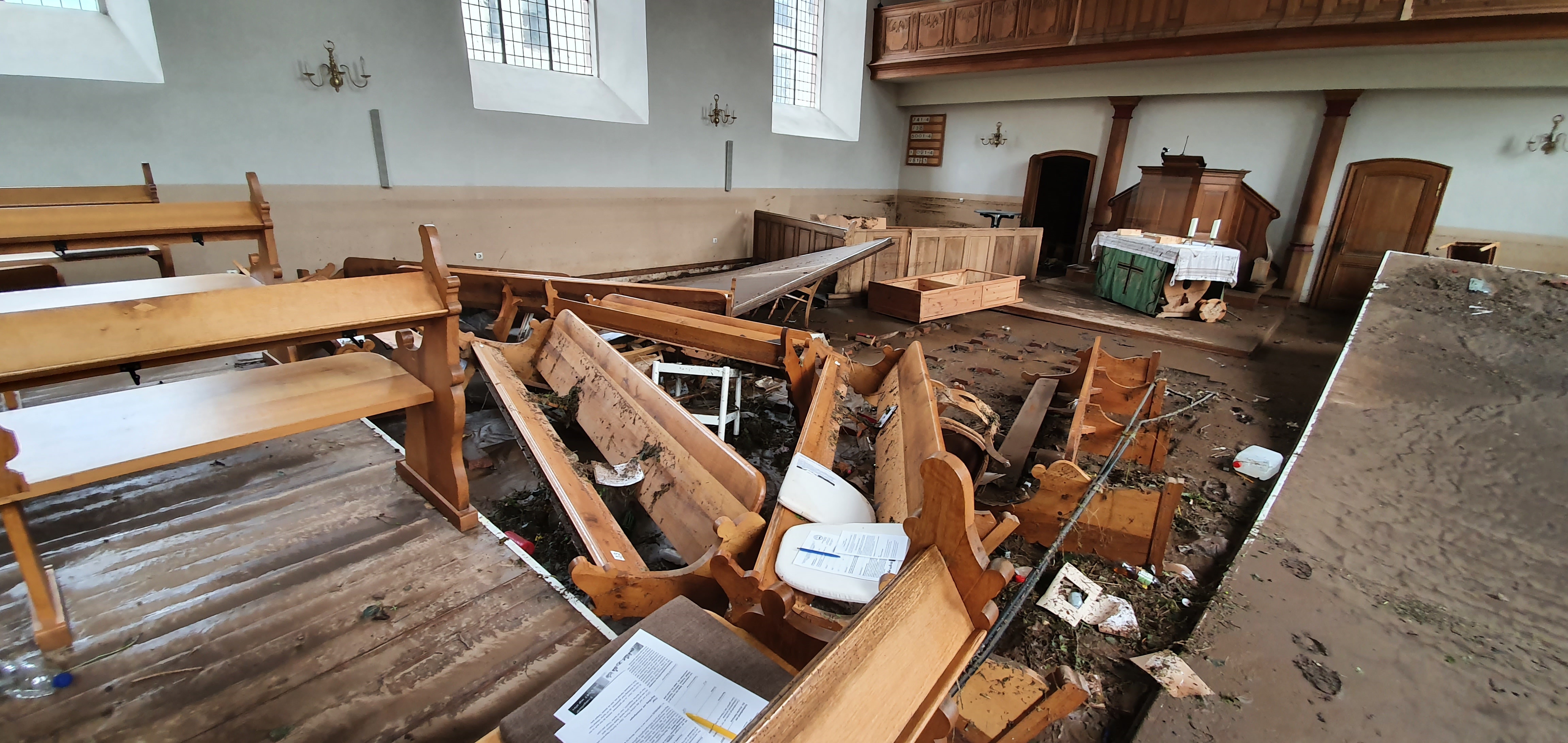 Wiederbeschaffung von Bibeln und Gesangbüchern nach Überschwemmung